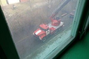 У Дубні рятувальники допомогли медикам потрапити в квартиру важкохворої жінки
