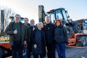 Замість лопат – потужна  техніка від Порошенка