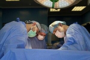 Думала, що погладшала: у Львові жінці видалили гігантську 13-кілограмову пухлину (Фото)