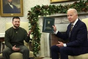 Зеленський у США передав Байдену нагороду від українського воїна