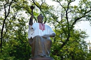 Одягнули гетьмана у вишиванку