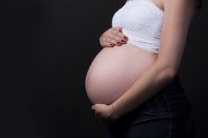 Жінку на 7-му тижні вагітності біля супермаркету зґвалтувало троє чоловіків (Відео)