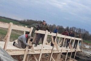 У селі біля Білоруського кордону волиняни самостійно відбудували підірваний міст (Фото)