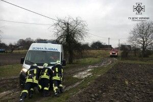 На Волині застрягла «швидка» з вагітною жінкою