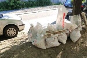 Лучани «настукали» на сусідку, яка залишила в центрі міста будівельне сміття