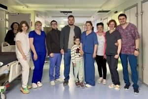 Лікарі «Охматдиту» 51 добу боролися за кожен подих 7-річної Каріни
