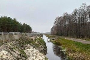 Залізобетонний паркан і колючий дріт: як на Волині відгороджуються від агресивного сусіда (Відео)