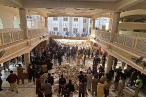 У Пакистані терорист-смертник підірвався під час молитви в мечеті: багато загиблих і поранених