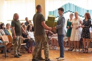 Без букетів, але з подарунками для військових: як завершили навчальний рік у Володимирі