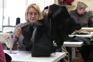 У Рівному дистанційне навчання поєднали з пошиттям жилетів для бійців