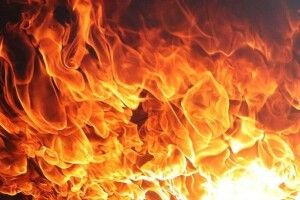 У Донецьку спалахнула будівля управління залізницею, окупанти заявили про обстріли