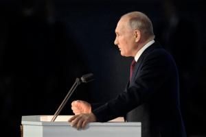 Божевільний диктатор путін скиглить, що Порошенко з партнерами «водили його за носа» з Мінськими угодами