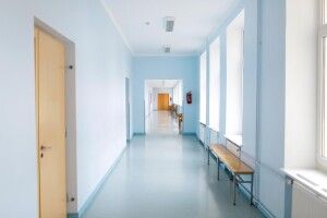 Критикувала одяг школярів: директорку навчального закладу судитимуть за булінг