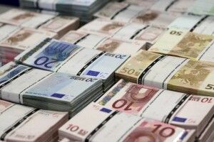 Під час пандемії коронавірусу німці наскладали у панчохи 182 мільярди євро