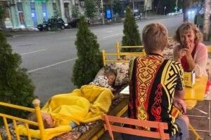 У київському ресторані відвідувачам дозволили лежати поруч з їжею