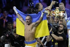 Боксер Усик стрибнув у басейн і заявив, що йому не подобаються деякі фрази з українського Гімну