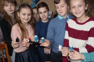 В Любешеві робили пташок із ниток