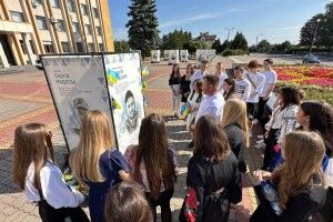 Перший урок на Алеї Героїв: на Волині школярі вшанували памʼять Захисників (Фото)