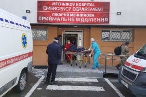 «Вдома у неї - діти, могло бути щасливе життя»: лікарі рятують жінку, тіло якої пошматували уламки вибухівки 
