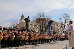 Рекорд України: 407 бандуристів у Львові одночасно виконали твори Шевченка