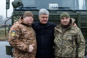 Порошенко в Одесі передав вантажівки та гідрокостюми підрозділам, які прикривають узбережжя