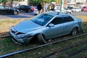 Mazda на швидкості влетіла у Subaru: авто відкинуло на трамвайні колії  (Відео моменту)