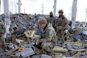 З-під завалів казарми в Миколаєві витягли пів сотні тіл загиблих 