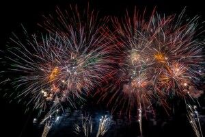 Відсьогодні в Україні заборонили салюти, феєрверки і петарди