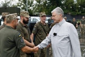Буде сюрприз для ворога: Порошенко передав військовим 7 модернізованих комплексів «Ай-Петрі»