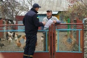 У Бугрині бійці ДСНС вчили власника двох десятків курей захищатися від червоного півня (фото)