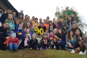 На ювілей до бабусі Юстини завітав повен двір родини 