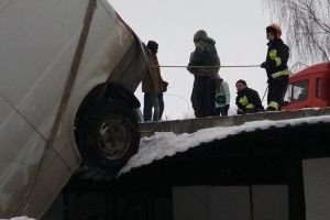 На Коновальця у Рівному рятували «Форда»-акробата (фото)