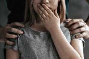 Сусід-розбещенець  заманював 6-літню дівчинку морозивом