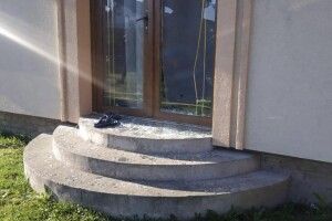 Під Луцьком до приватного будинку вдерся невідомий і погрожував господарям пістолетом (Фото)