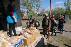 Українські воїни допомагають цивільним