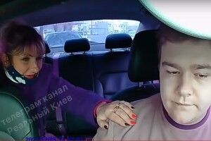 «С**а, приїхав сюди і навертає нам»: таксист висадив пасажирів, які ображали державну мову (Відео)