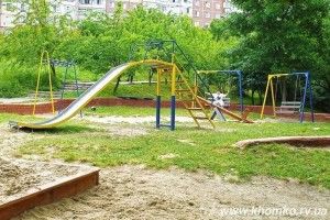 У хлопчика на дитячому майданчику чужий дядько вкрав телефон