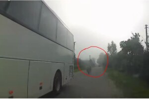 На Волині троє дітей на одному скутері ледь не потрапили під колеса авто в тумані