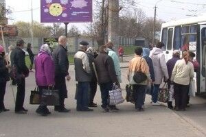 Півтори години на зупинці: лучани не можуть доїхати на дачі (Відео)