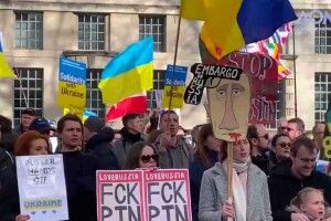Біля офісу Джонсона зібрався мітинг з вимогою закрити небо над Україною