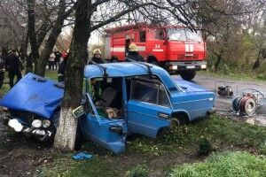 На Рівненщині водія з розтрощеної машини деблокували рятувальники (Фото)