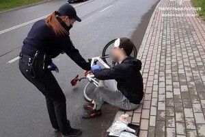 На Волині патрульні допомогли велосипедистові