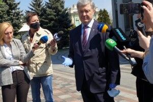 Порошенко: «Фракція Зеленського єдина не дає підписів для законів про страхування лікарів та масове тестування»