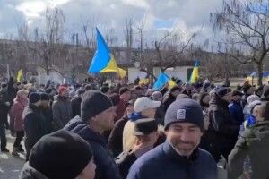 Російські окупанти стріляли по мітингарях у Новій Каховці, 5 поранили – очевидці