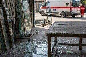На Ужгородщині чоловік порізався склом та отримав геморагічний шок