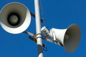 В МВС радять українцям поки до оповіщення сирени перебувати вдома, але тримати готовою «тривожну валізу»