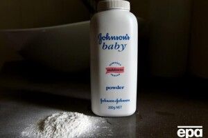 Сім'ї жінки, яка користувалася присипкою «Johnson & Johnson», виплатять майже мільярд доларів