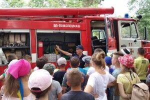 Волинські рятувальники навідались у дитячі табори з пожежними машинами та виставкою 