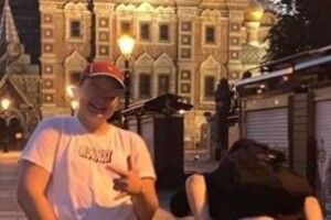 Спустили штани і сфотографувались біля храму