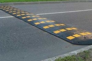 Лучани вимагають дати батога «шумахерам», які гасають біля щойно збудованої 27-ї школи  